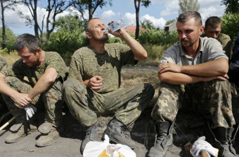 Tu binh Ukraine can man lam ... tho sua nha o Donbass-Hinh-9